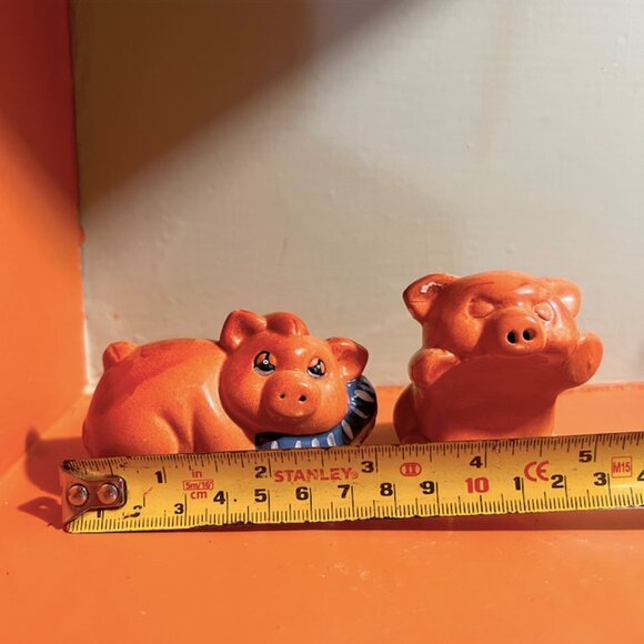 Nesting Snuggling Sleepy Pigs Salt And Pepper Shakers | Vintage Hand Painted - Picture 15 of 15